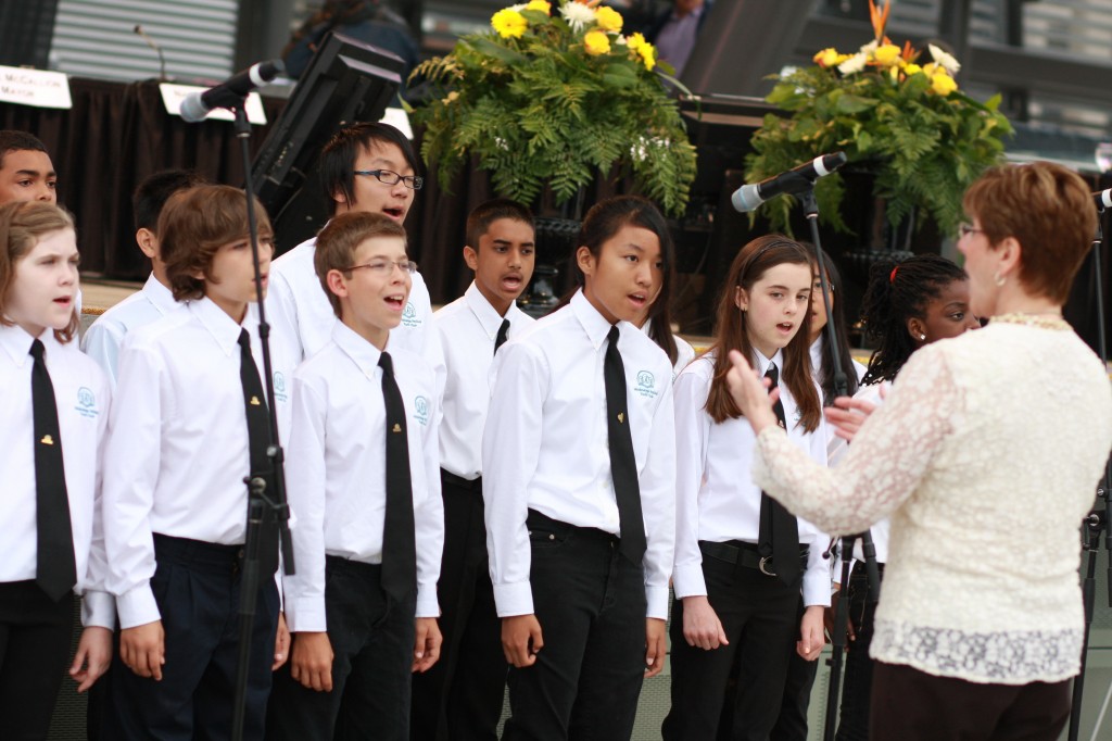 MFYC在米西索加慶典廣場隆重開幕 Mississauga Festival Youth Choir MFYC